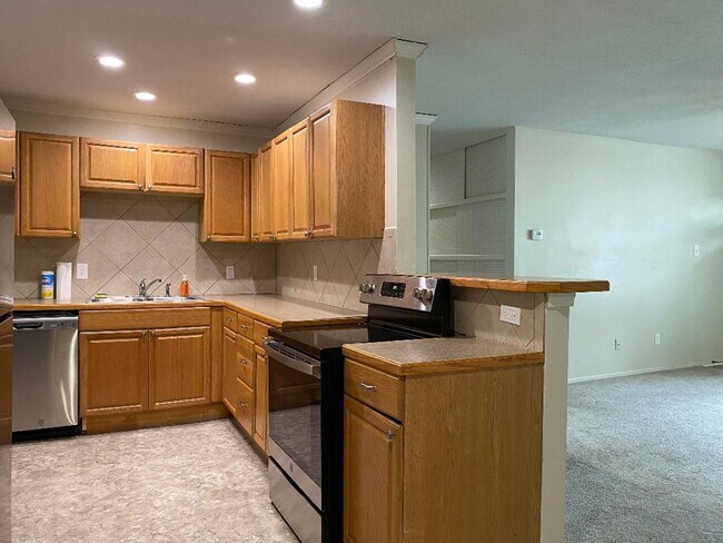 Building Photo - 2030 College Heights Rd