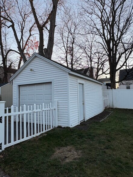 Building Photo - 94 Branford St