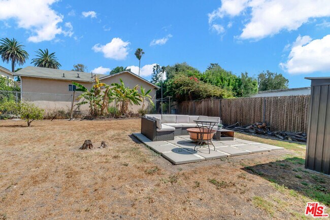 Building Photo - 736 N Poinsettia Pl