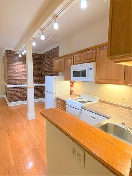 Building Photo - 910 Massachusetts Ave