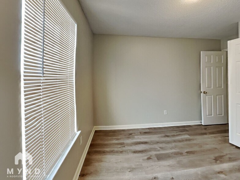 Building Photo - 3806 Sungrove Cir E