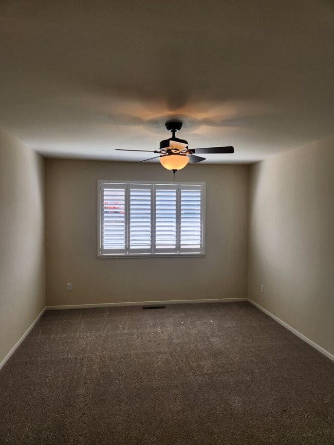 Building Photo - Very nice 2 Bd, 2 Bath Triplex w/yard in OAKMONT - Oakmont is a senior community.