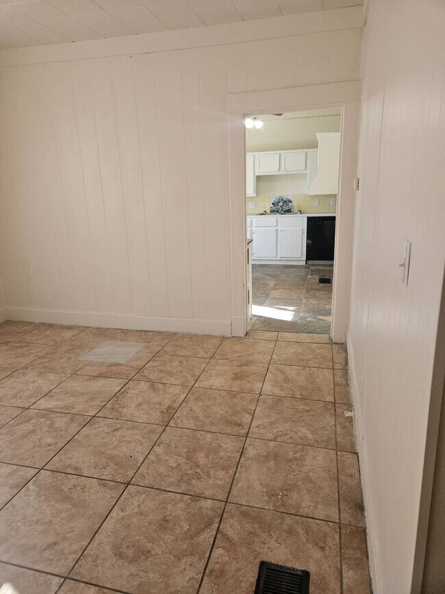 Building Photo - WOW! Look at this property ! You cant beat this price!