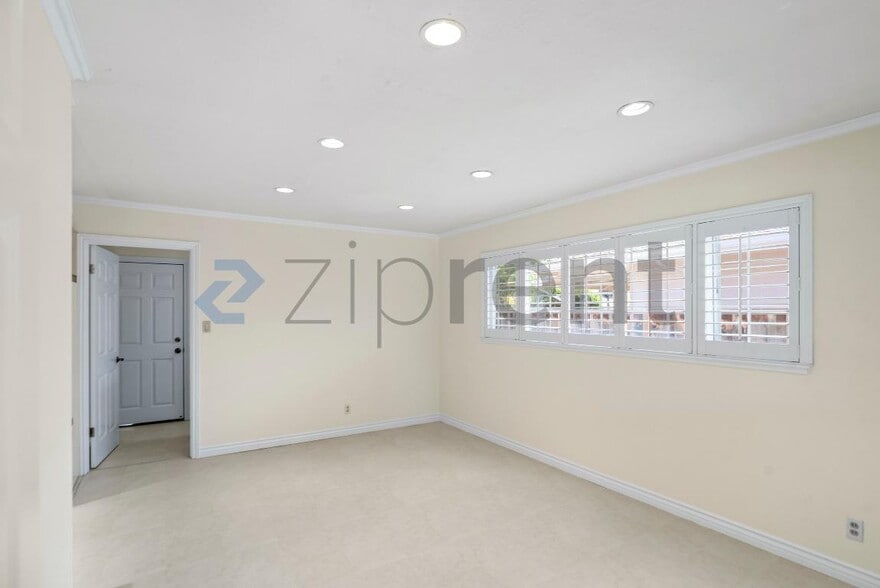 Building Photo - Unit n/a