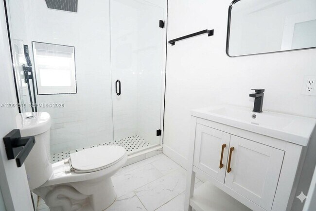 Building Photo - 817 W 39th St