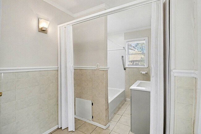 Building Photo - 5711 Ridgeway Dr