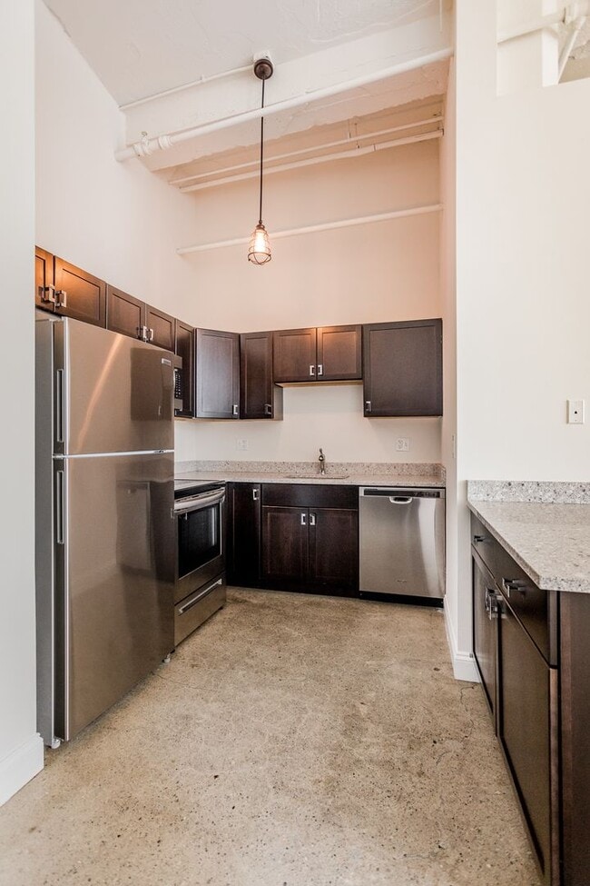 Building Photo - Loft Style One Bed