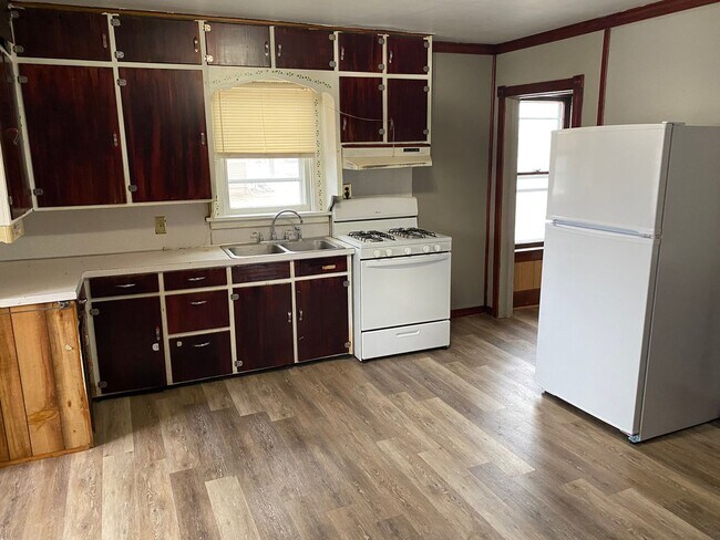 Building Photo - 3 Bedroom home in Rothschild!