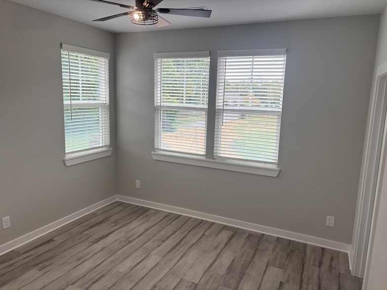 Bedroom 2 w/ensuite - 439 Hobbs Ave