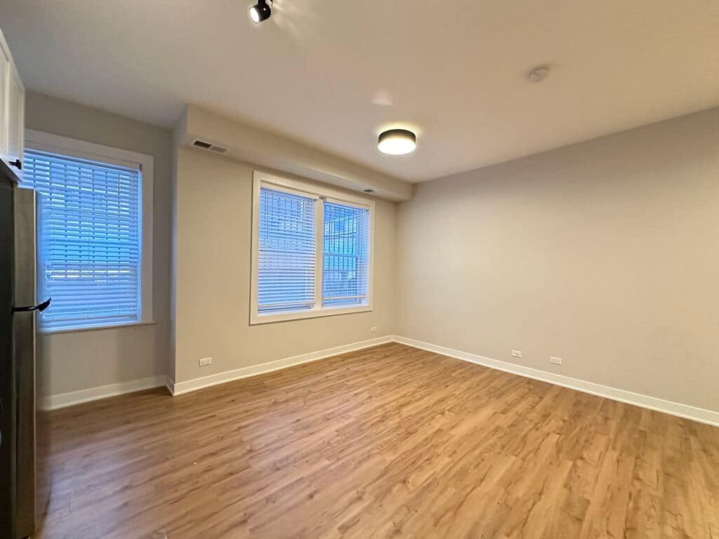 Building Photo - 659 W Wrightwood Ave