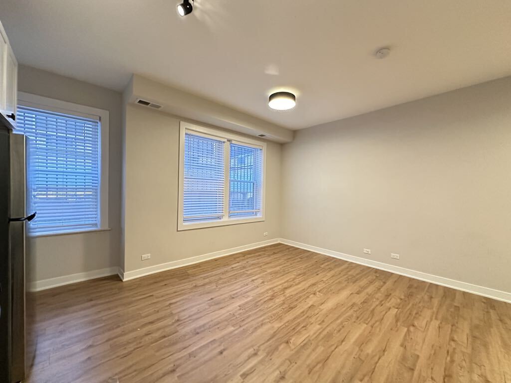 Building Photo - 661 W Wrightwood Ave