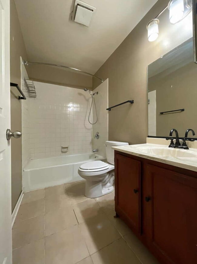 Building Photo - 1674 Shamrock Ct