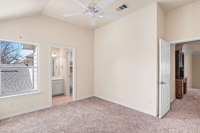 Building Photo - Beautiful home with classic styling, minutes away from Uptown, Oak Lawn, Cityplace, and Lower Gre...