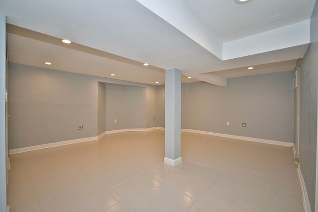 Building Photo - 6700 N Monticello Ave
