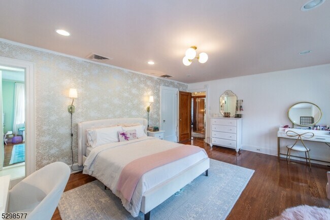 Building Photo - 3 Greenview Way