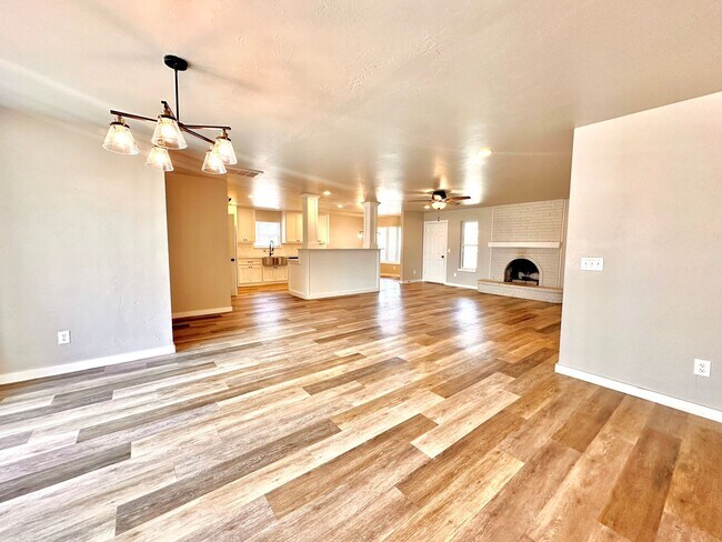 Building Photo - 4 Bed Spacious Midwest city House