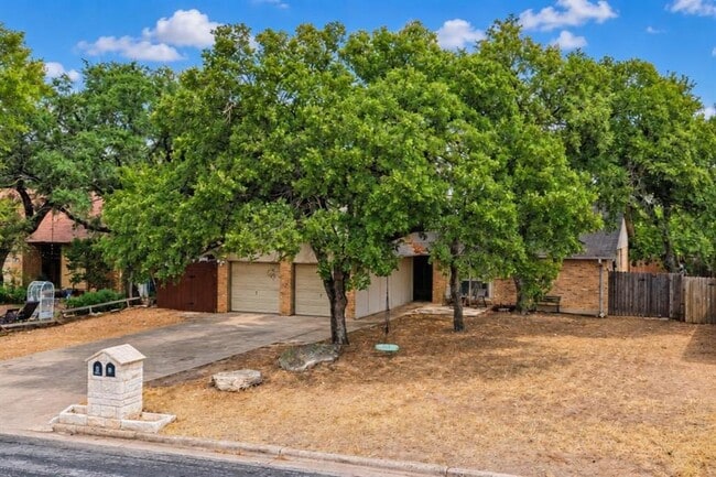 Building Photo - 8808 Pineridge Dr