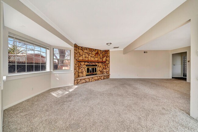 Building Photo - Stylish 4-Bed Mid-Century Home