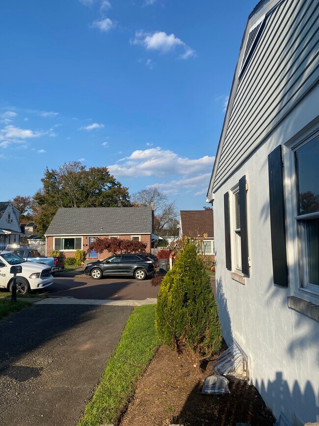 Building Photo - 30 E 7th St