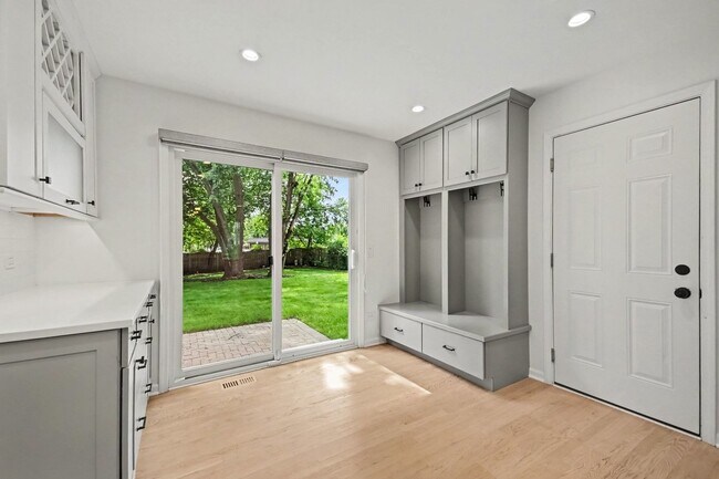 Building Photo - 1120 Summit Hills Ln