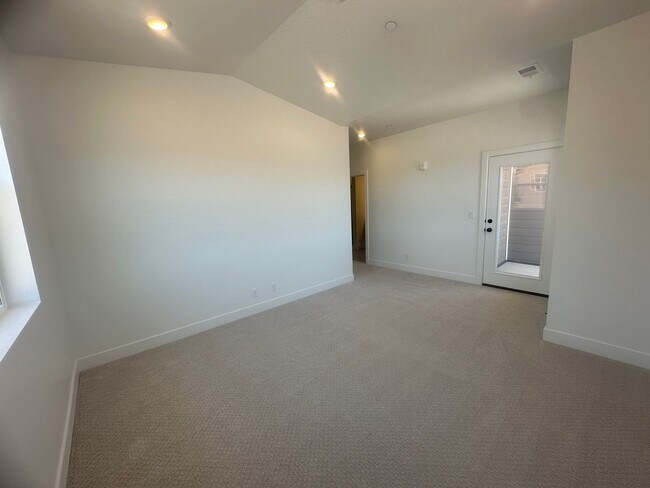 Building Photo - Luxury 3 bedroom Condo in Desert Color!