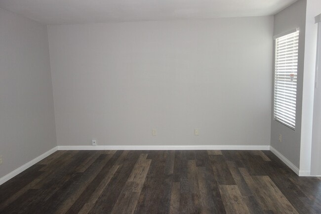 Building Photo - Renovated Large 2 Bedroom/1 Bathroom Top F...