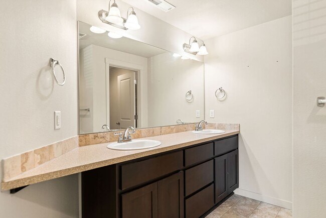 Building Photo - **AVAILABLE 18-May-2024** Woodridge Park C...