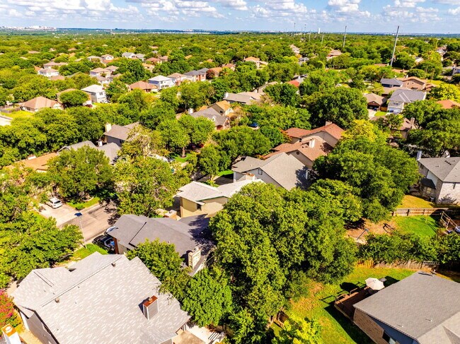 Building Photo - Spacious 4-Bedroom Rental in Autumn Ridge ...