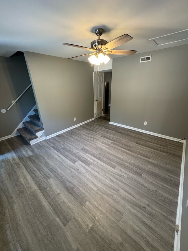 Building Photo - 123 Aqua Ct