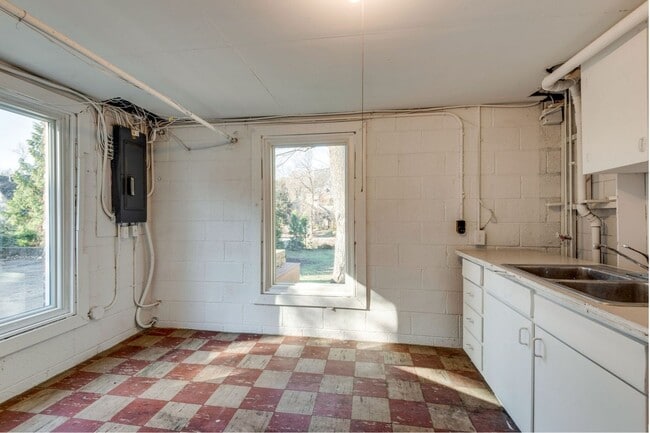 Building Photo - Spacious Green Hills Retreat | 3–4BR, 3BA | Deck, Hot Tub, & Prime Location