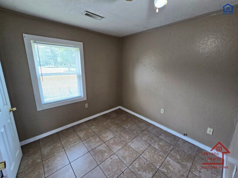 Building Photo - 620 Allie Ln