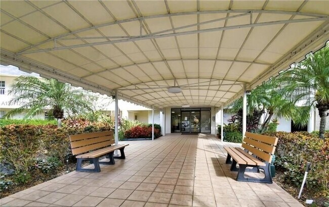 Building Photo - 3090 N Course Dr