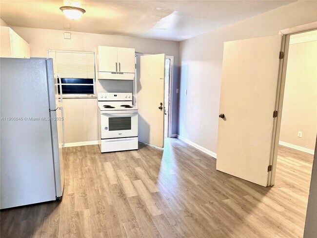 Building Photo - 6840 Pembroke Rd