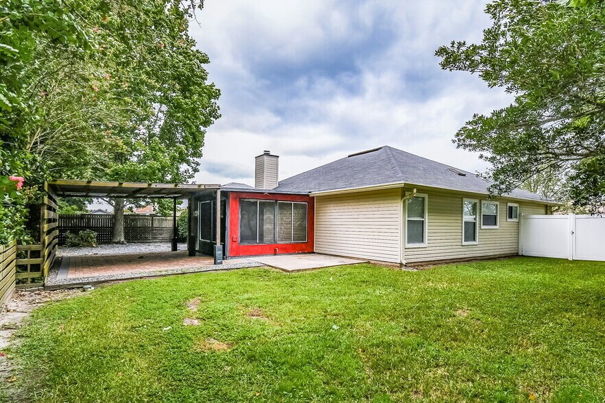Building Photo - 3701 Woodbriar Dr