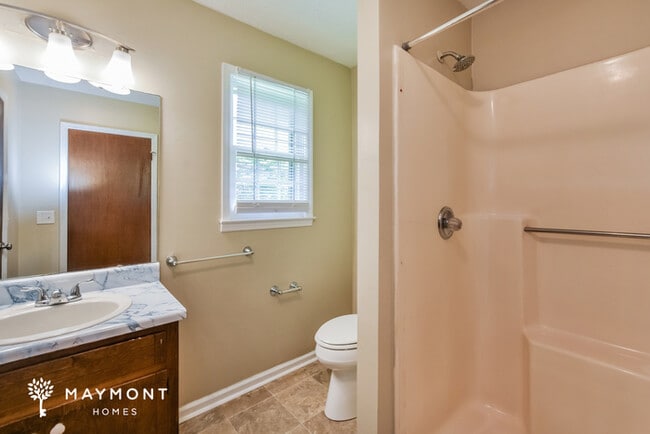 Building Photo - 121 Greenwood Cir