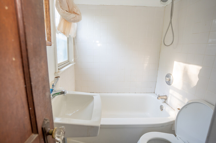 Upstairs Bath - 1810 N Underwood St