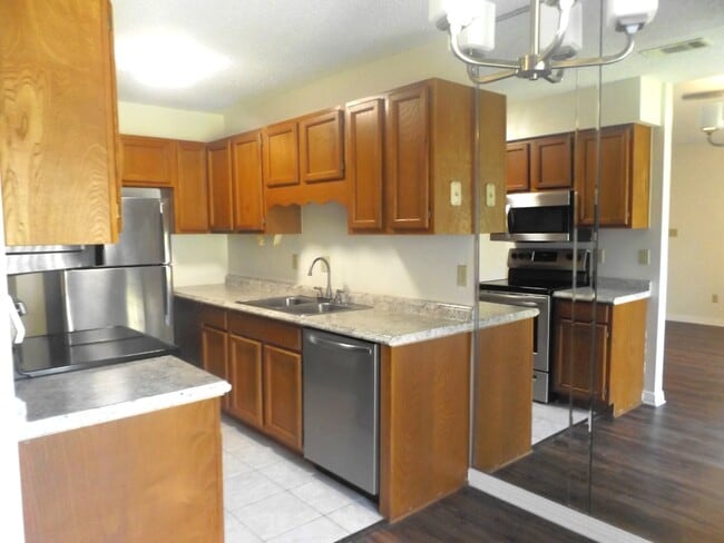 Building Photo - Updated 2-Bedroom Apartment in North Pensacola Near UWF & I-10 | High Ceilings, Fireplace, Utilit...
