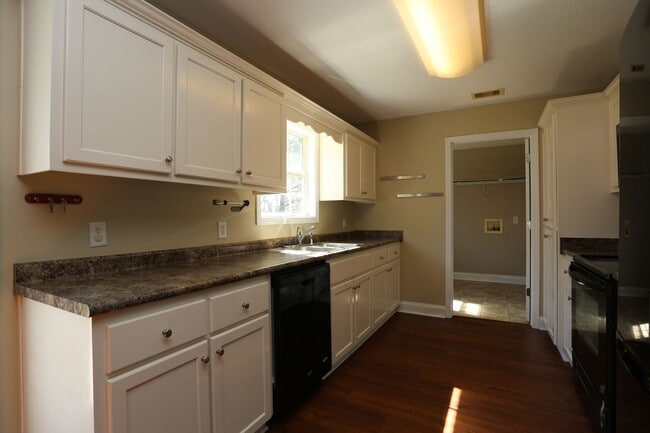 Building Photo - 3 Bedroom House close to Town!