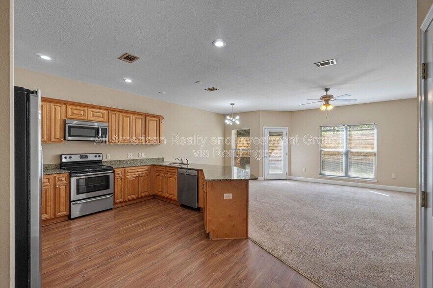 Building Photo - 511 Arbor Lake Dr