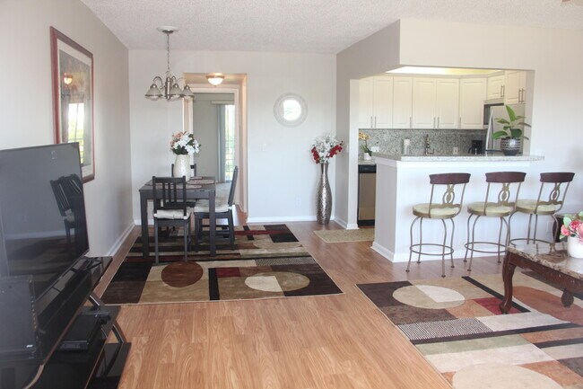 Building Photo - 454 Fanshaw K