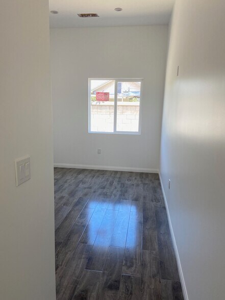 Building Photo - 1131 W 47th St