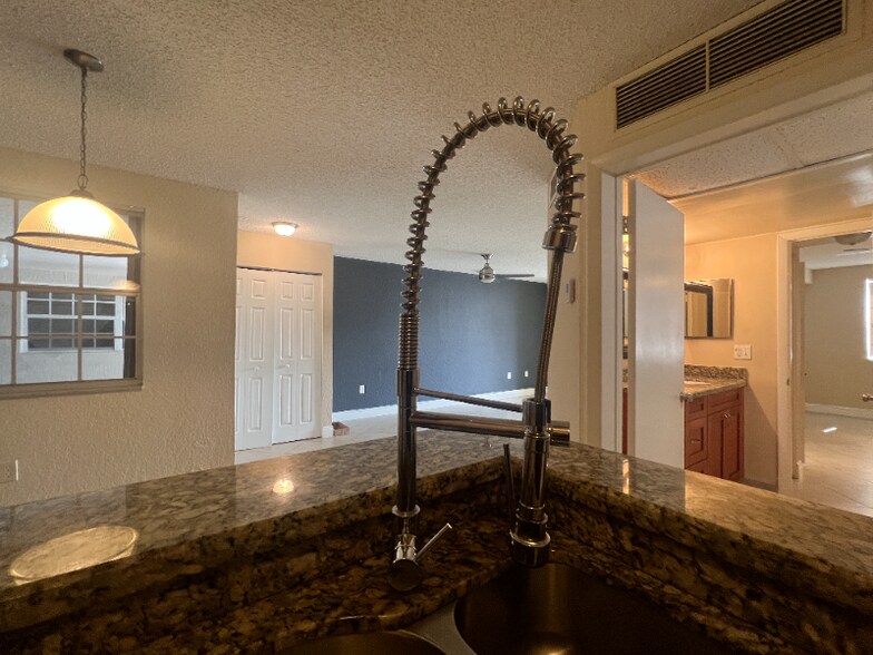 Building Photo - 2831 N Oakland Forest Dr