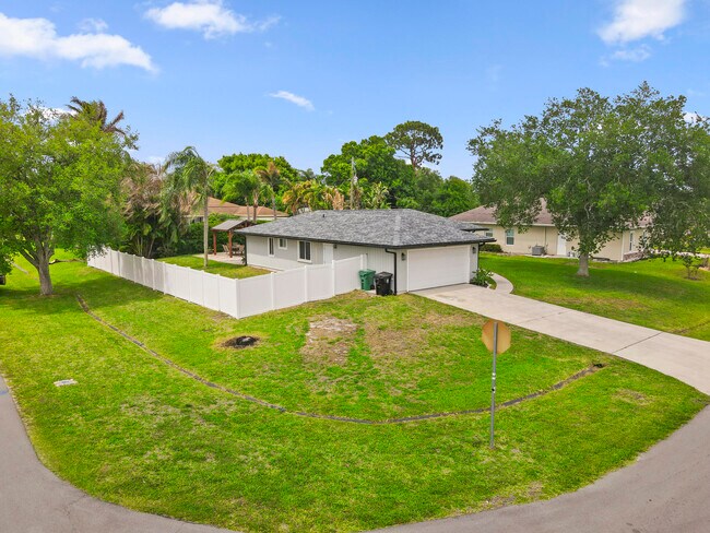 Building Photo - 3238 SW Constellation Rd