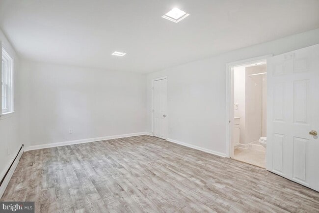 Building Photo - 8205 Robin Hood Ct
