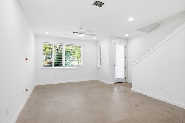 Building Photo - 814 N Bluff Dr