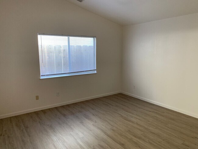 Building Photo - Love Where You Live - Beautiful Home in Turlock