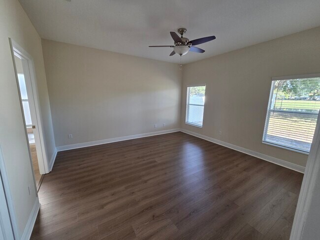 Building Photo - 2819 Roseglen Way