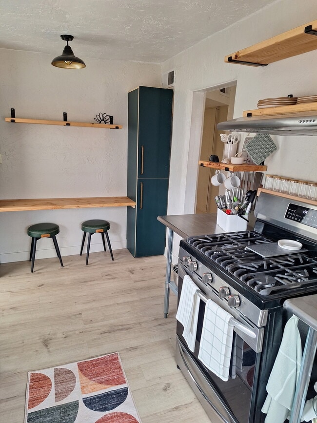 Building Photo - 912 7th St NW