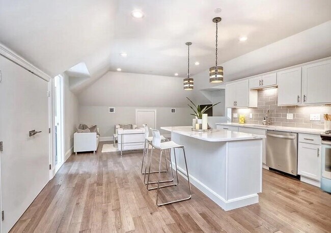 Building Photo - 7 Hillside Ave