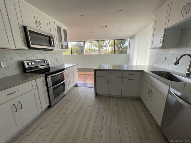 Building Photo - 2420 Torrey Pines Rd